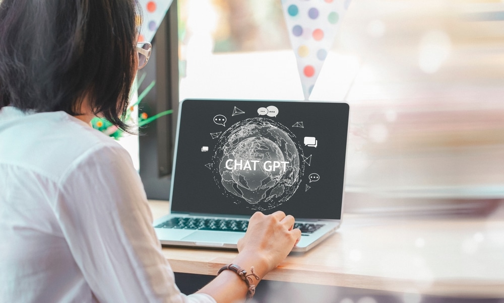 osoba koristi ChatGPT na laptopu