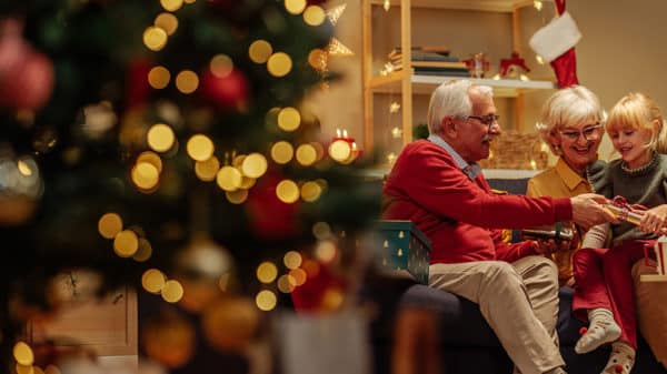 Unučad poklanja poklon baki i djedu