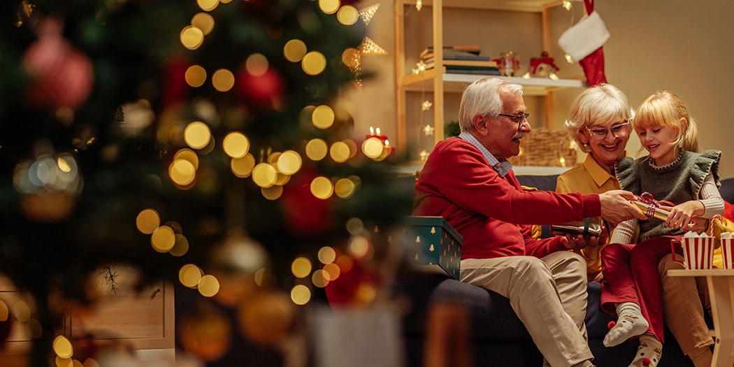 Unučad poklanja poklon baki i djedu